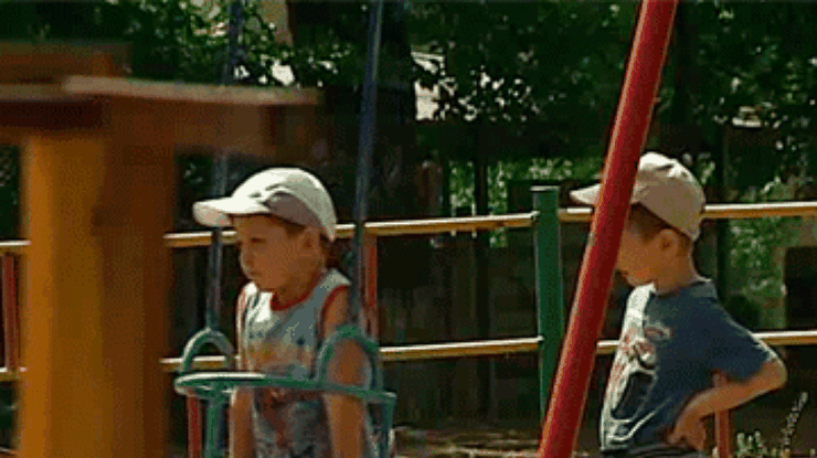 В Украине экстренно проверят на безопасность все детские площадки