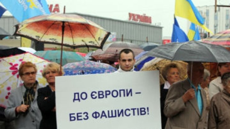 На антифашистский марш в Луганске вышли 15 тысяч человек