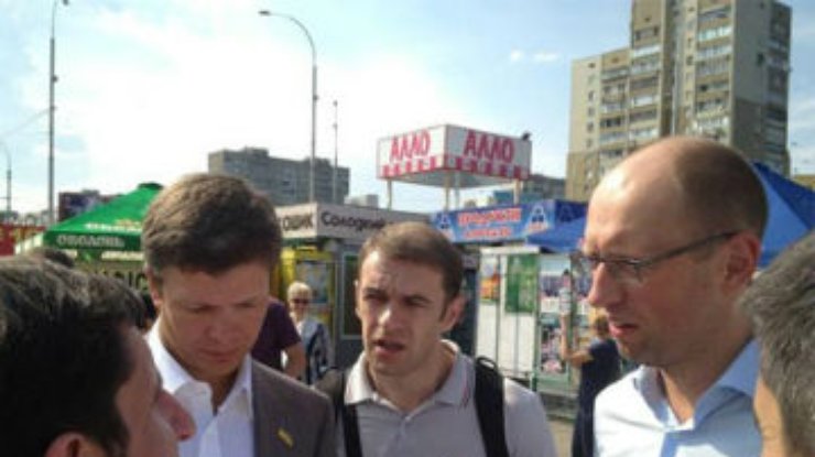 Яценюк лично у метро приглашал киевлян на акцию оппозиции