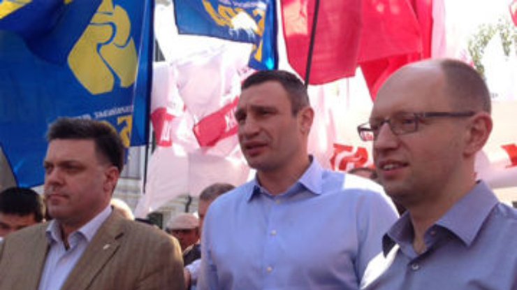 Лидеры оппозиции возглавили акцию "Вставай, Украина!" в Киеве