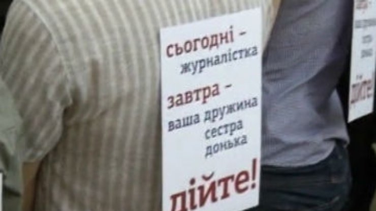 Азаров простил журналистов-участников акции в Кабмине