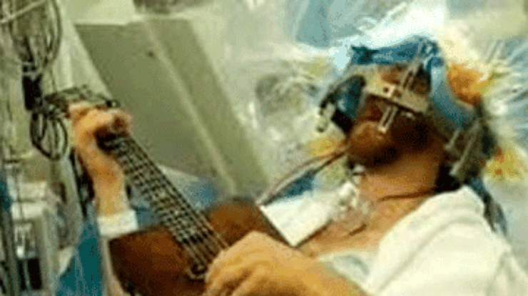 Во время операции на головном мозге пациента попросили сыграть на гитаре