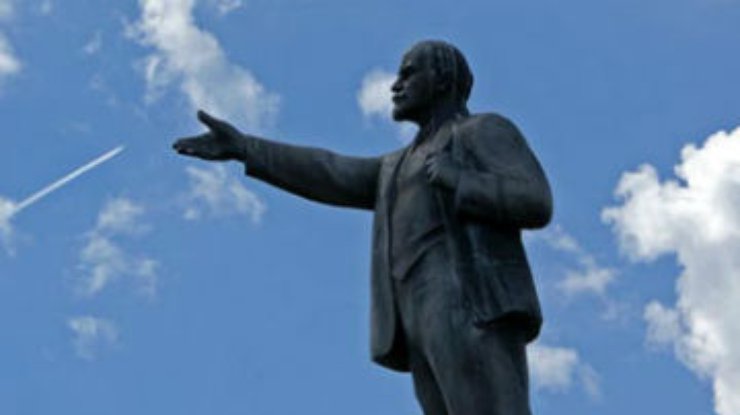 В Сумах снесут два памятника Ленину