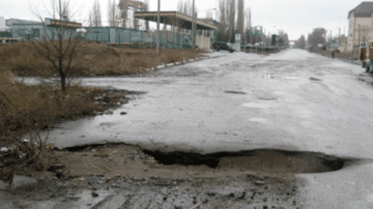 В России активисты засадят ямы на дорогах картошкой