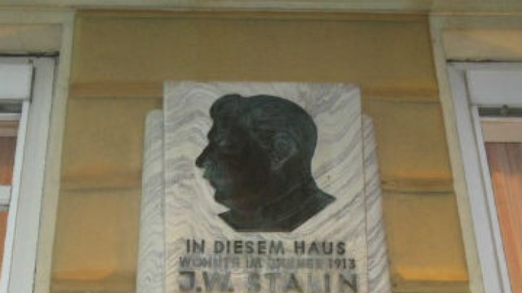 "Свободовец" требует демонтировать мемориальную доску Сталину в Вене