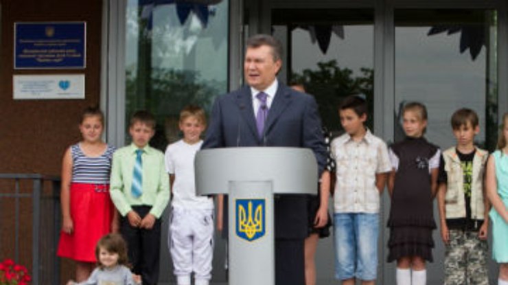 Янукович дал женщине, у которой сгорел дом, денег на ремонт