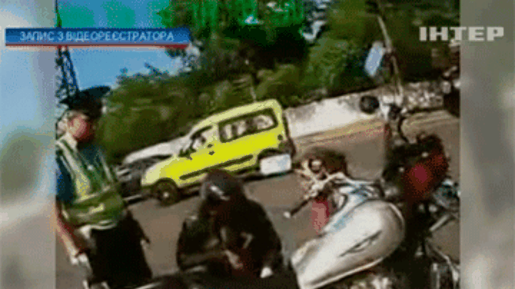 В Днепропетровске милицейская машина сбила мотоцикл