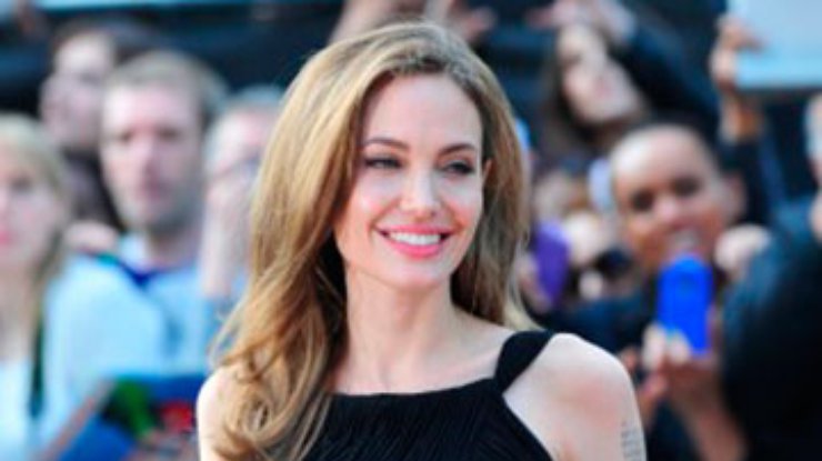 Анджелина Джоли впервые вышла в свет после удаления груди