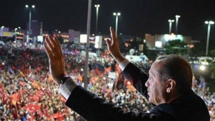 Турецкий премьер решил встретиться с лидерами протестующих
