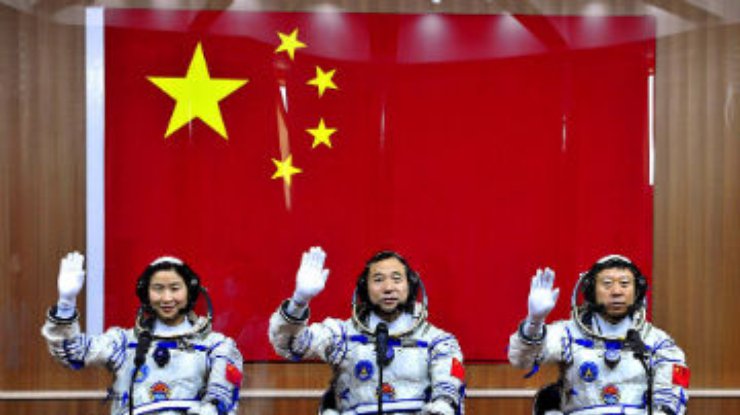 Китай запустил космический корабль с тремя тайконавтами