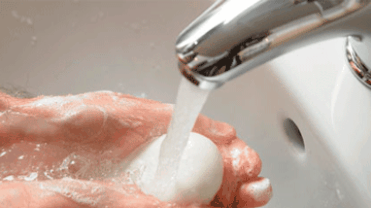 Неправильно моют руки 95% людей, - исследование