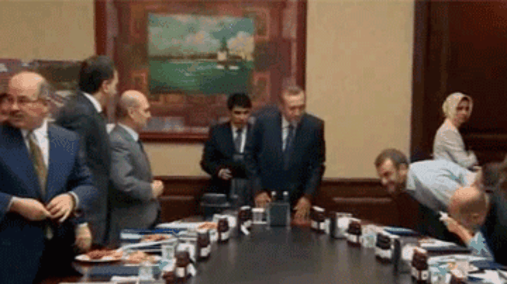 Премьер-министр Турции провел встречу с лидерами митингующих