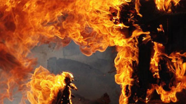 На трассе Киев-Чоп загорелся грузовик с химикатами