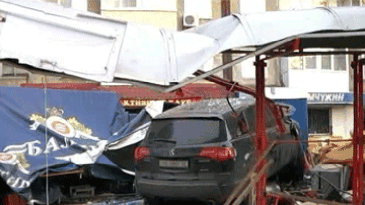 На Луганщине пьяный водитель влетел в кафе. Погиб человек, семеро - с травмами