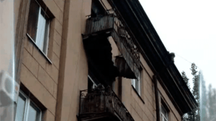 Мощный ураган обрушил два балкона в Мариуполе