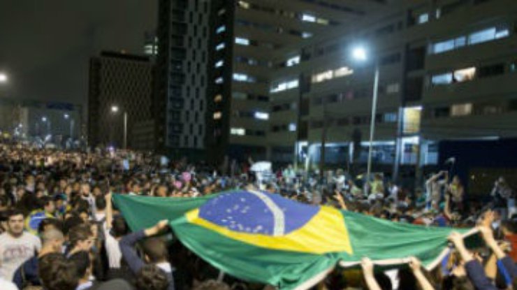В Бразилии 200 тысяч человек вышли на улицы, протестуя против коррупции и насилия
