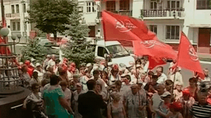 В Лисичанске толпа взяла штурмом горисполком, протестуя против безработицы