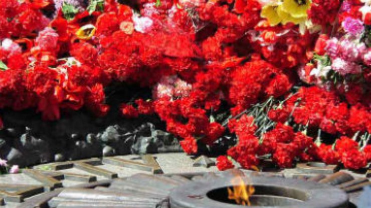 Азаров и Рыбак почтили память погибших в ВОВ у могилы Неизвестного солдата в Киеве