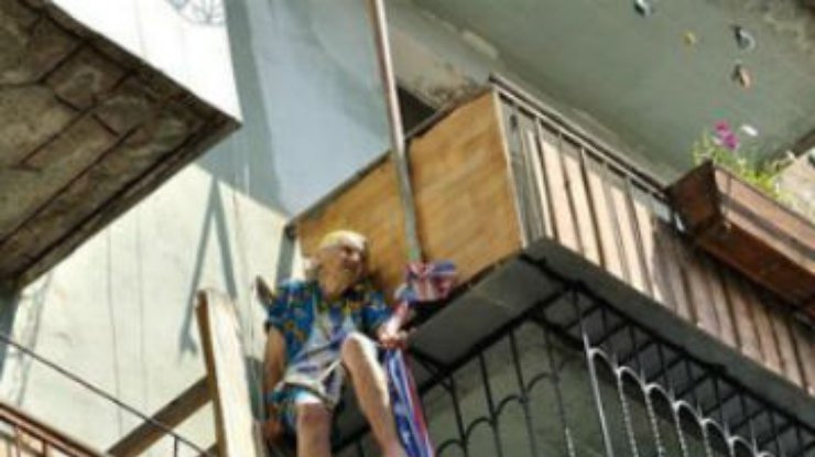 На Одесчине с козырька пятого этажа сняли 90-летнюю пенсионерку