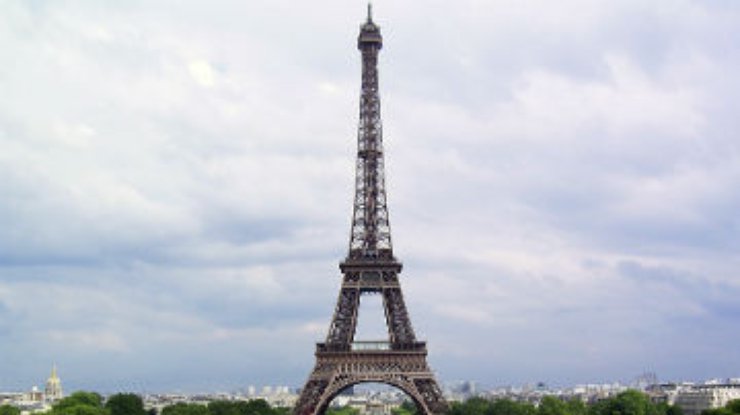 Эйфелева башня бастует: Символ Франции второй день простаивает без туристов