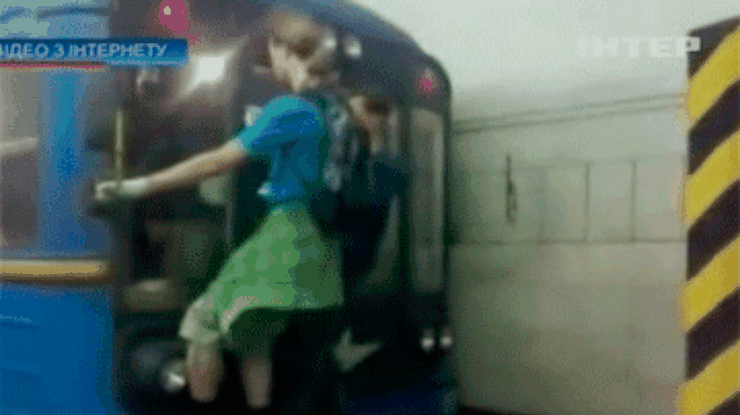 В столичном метро подростки ради интереса ездят, зацепившись за вагоны
