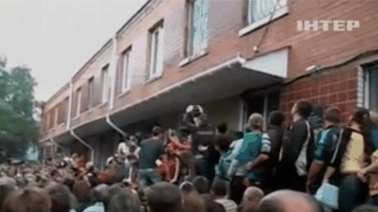 Жители Врадиевки штурмуют местное отделение милиции