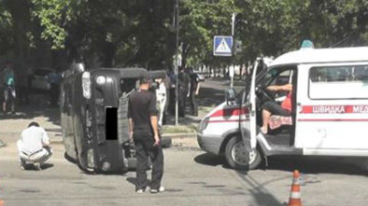 Автомобиль, перевозивший врадиевского "насильника", попал в ДТП в Николаеве