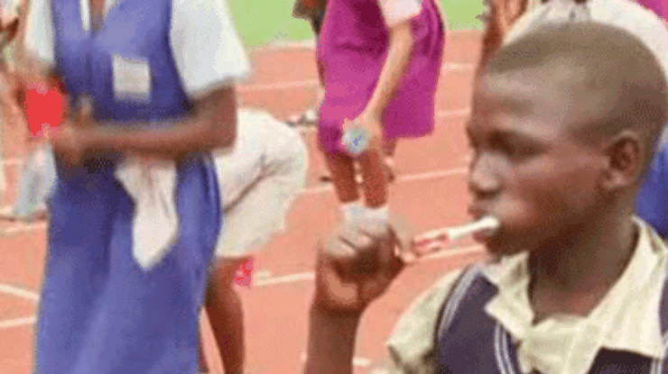 В Африке дети установили рекорд в синхронной чистке зубов