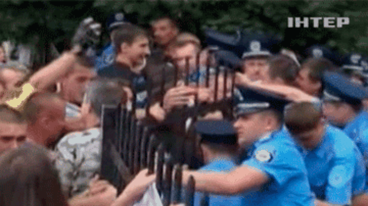 Избиение девушки милиционером вызвало акции протеста под киевскими РОВД