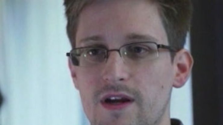 Сноуден запросил временное убежище в РФ