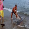 Житель США на удочку поймал двухметровую акулу