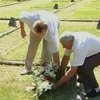 Янукович помог сыну увидеть могилу отца