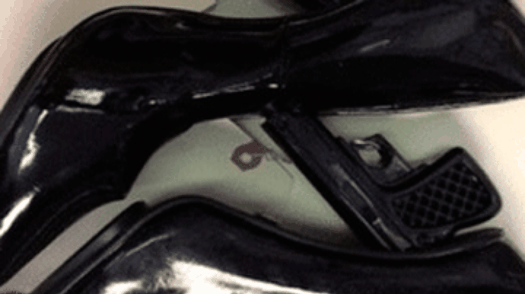 В аэропорту Нью-Йорка у пассажирки отобрали туфли с каблуками-пистолетами