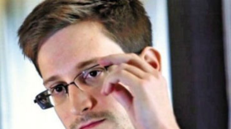 Сноуден может провести в российском аэропорту до 6 месяцев