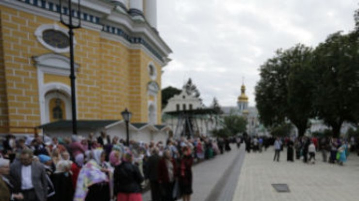 В Киево-Печерской Лавре началось торжественное богослужение