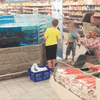 Житель Вильнюса устроил рыбалку в магазинном аквариуме
