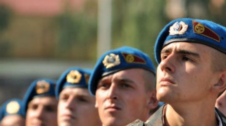 Янукович поздравил десантников с днем ВДВ