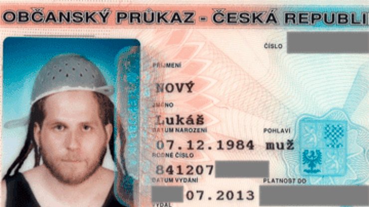 Чех-пастафарианин сфотографировался на документы с дуршлагом на голове