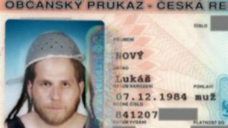 Фото чеха с дуршлагом на голове отказались вклеивать в паспорт