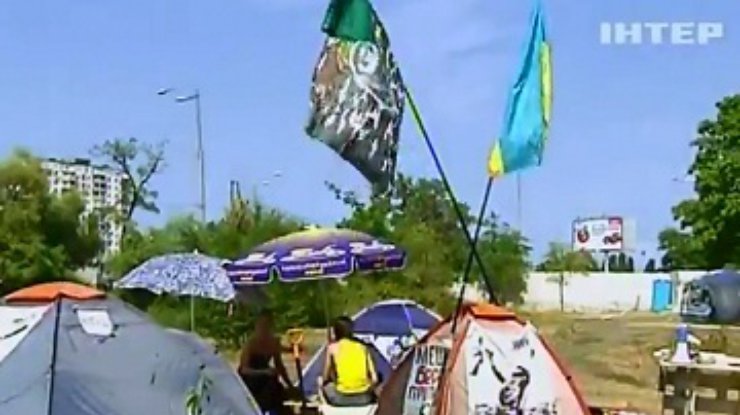 На протестующих у киевского сквера напали более сотни молодчиков