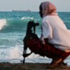 Женщины Сомали начали ходить на пляжи с ножами и топорами