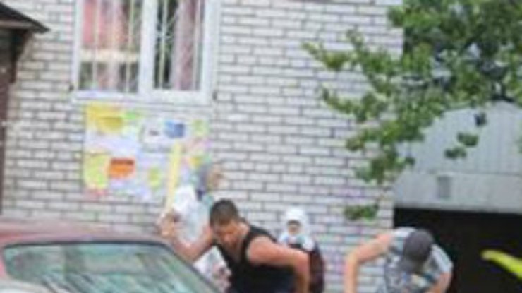 На Троещине двое среди бела дня избили мужчину битами