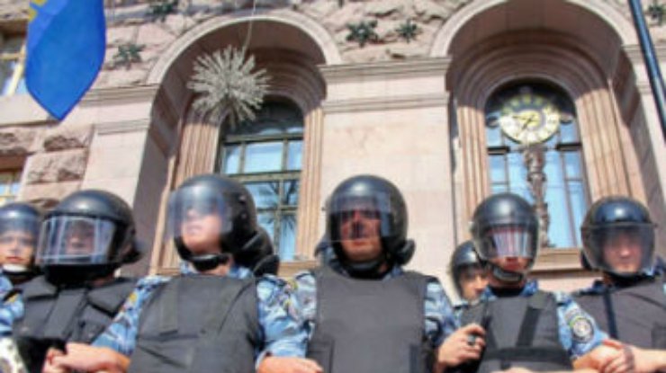 Киевсовет окружили милиция и "спортсмены"
