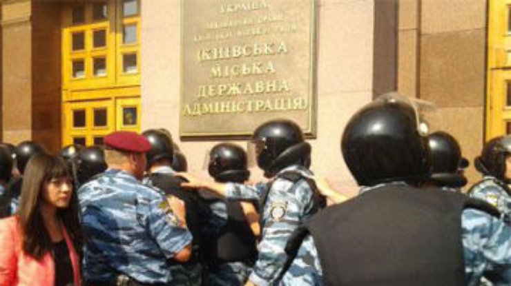 Депутаты от оппозиции пытаются силой прорваться в здание КГГА