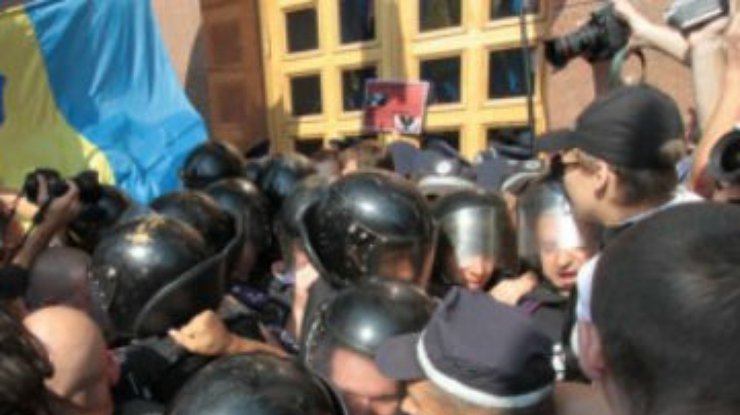 Во время штурма Киевсовета пострадали депутаты и два милиционера