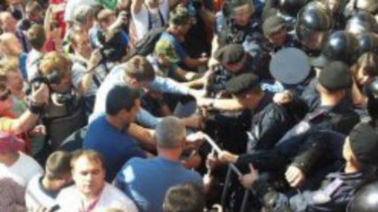 "Батьківщина" требуют от Пшонки расследовать избиение депутатов под Киевсоветом