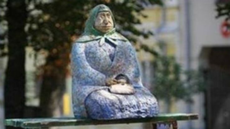 В центре Киева вандалы изуродовали еще одну скульптуру