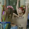 Активистки Femen обнажились у посольств Украины в Европе