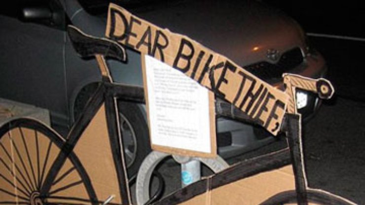 Канадцы заменили краденый велосипед картонкой