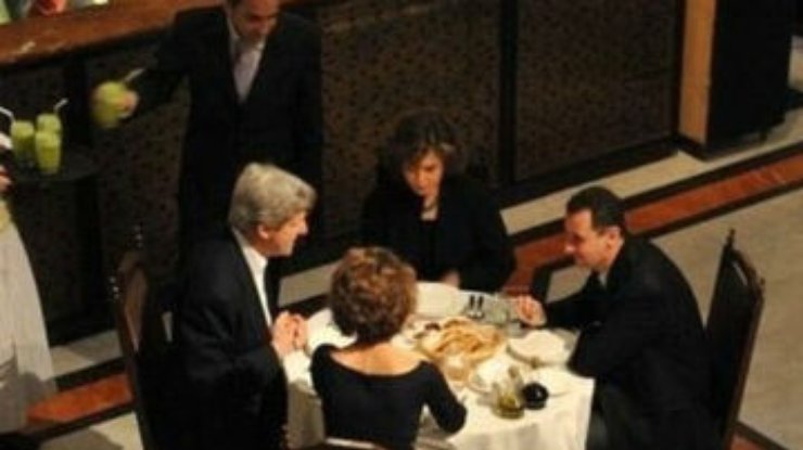 Журналисты раскопали фото госсекретаря США, мирно обедающего с президентом Сирии